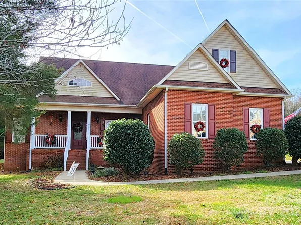 901 Huntington Hills Dr, Lincolnton, NC 28092