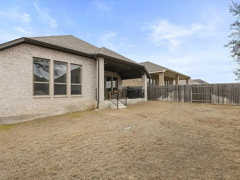 557 Jefferson Dr — Photo 36