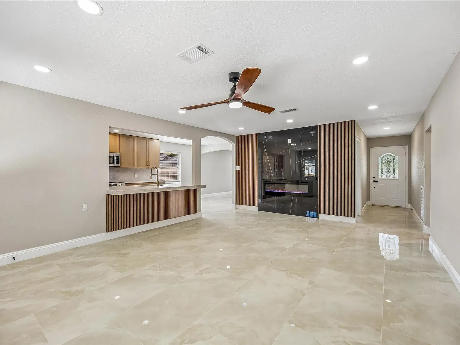 5 bed, 2.0 bath, 1938 sqft, $2,300 — Photo 2
