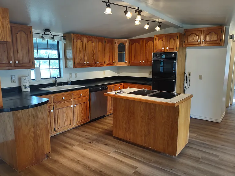2473 Old Yoakum Rd — Photo 2