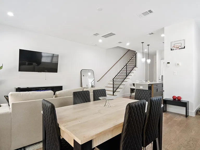 1704 Worms St — Photo 7
