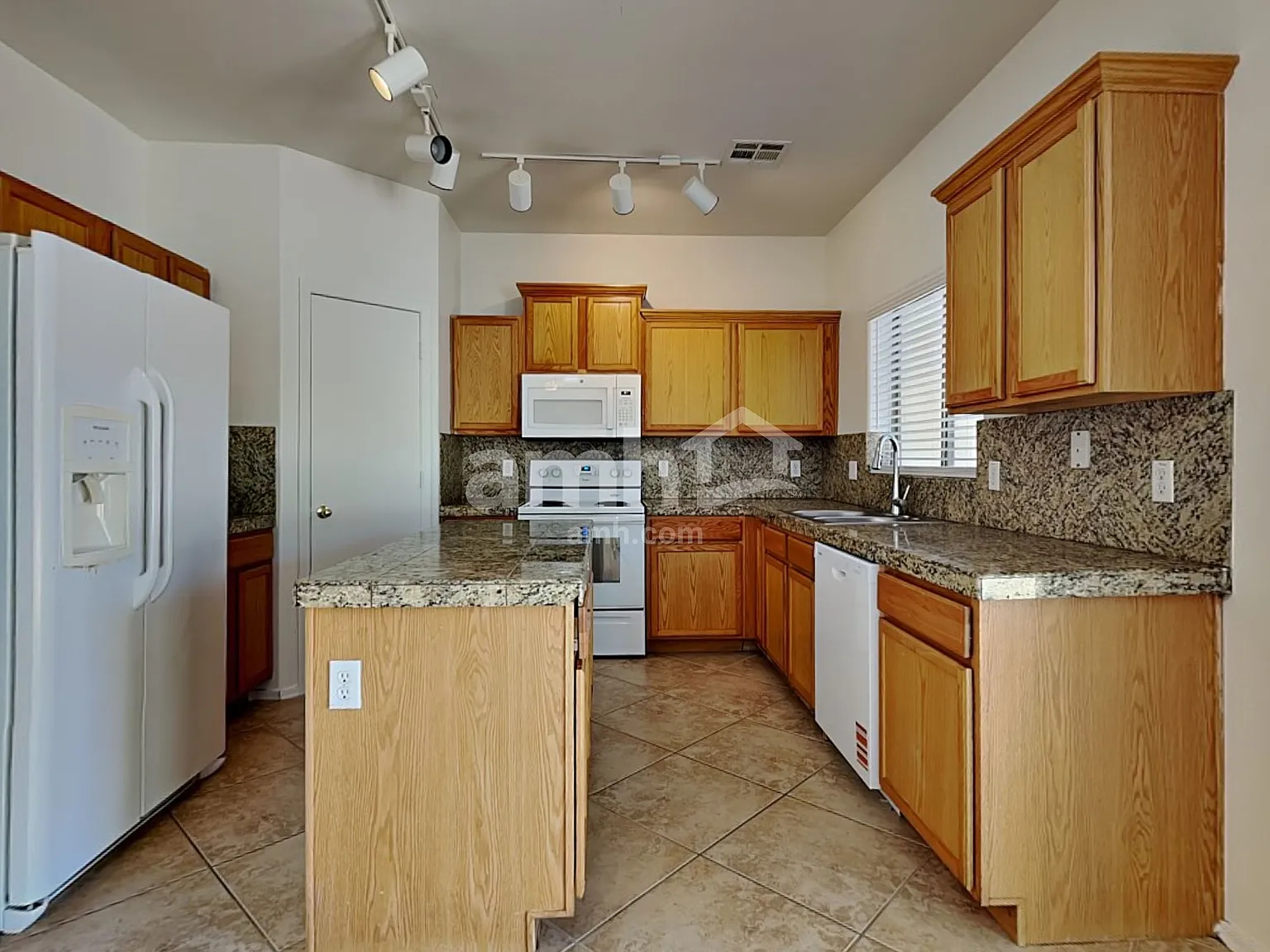 5 bed, 2.5 bath, 2531 sqft, $2,015 — Photo 3