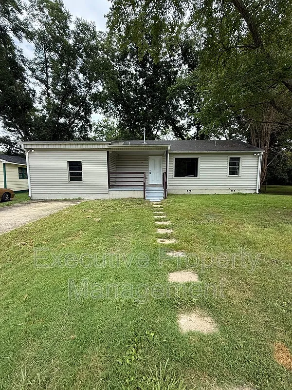 3 bed, 1.0 bath, 1204 sqft, $1,250 — Photo 1