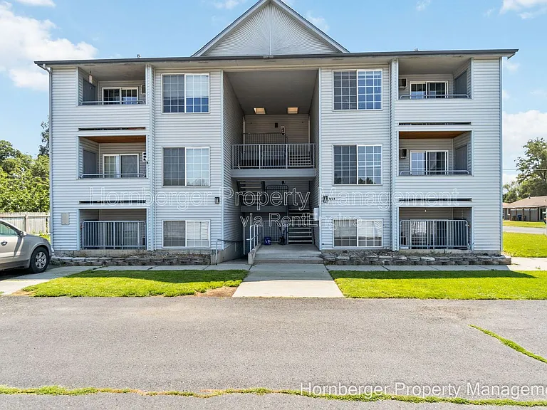 1924 N Crestline St #1 — Photo 1