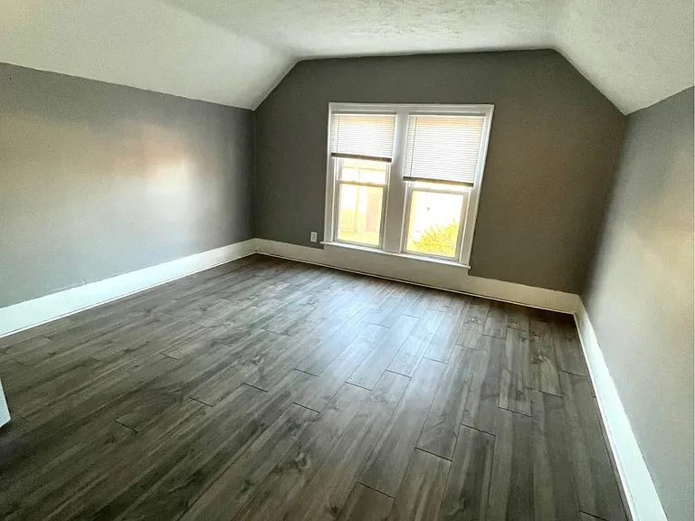 129 E Market St — Photo 5