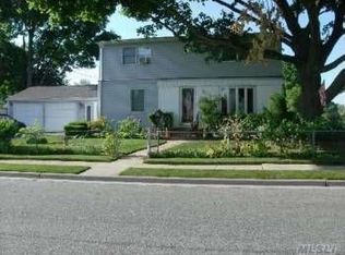 12 Farm Ln, Hicksville, NY 11801