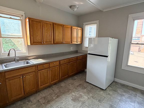 4th image of 30 Fox St #2