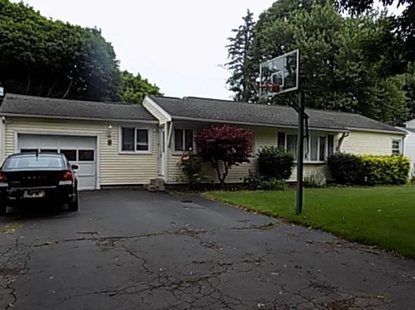 34 Parkhurst Dr, Spencerport, NY 14559