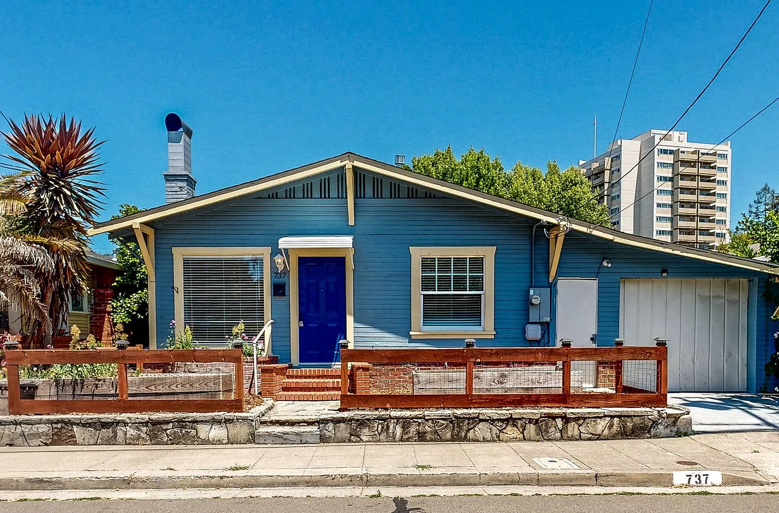 Charming 2 Bedroom 1 Bathroom Single Family Home with One Car Garage! — Photo 2