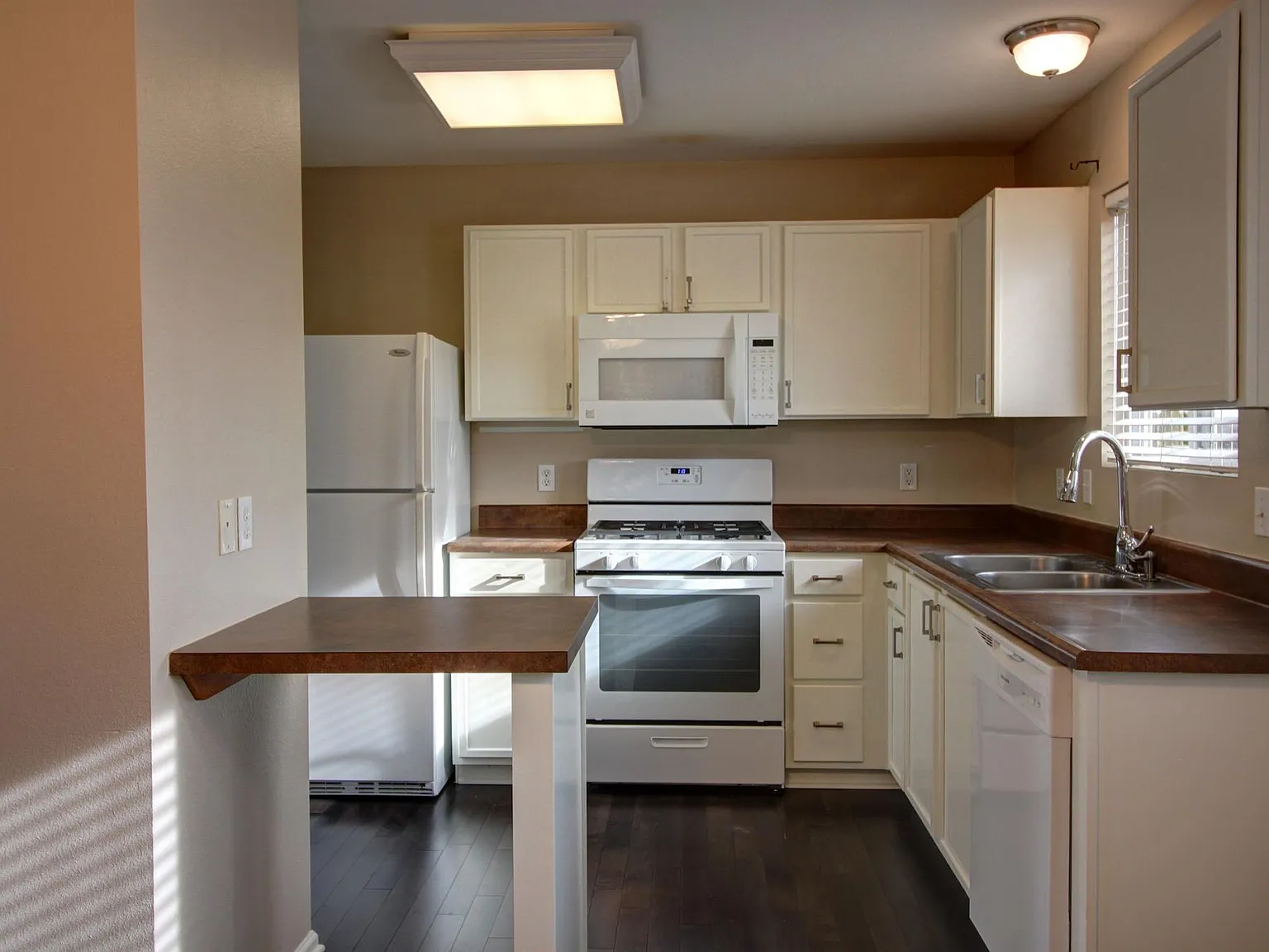 3 bed, 1348 sqft, $1,900 — Photo 1