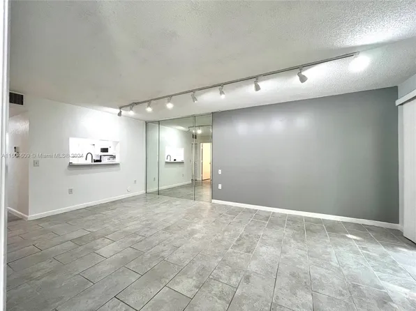 901 SW 138th Ave APT 105C, Pembroke Pines, FL 33027