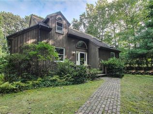 81 Oakwood Ln, Hamden, CT 06518