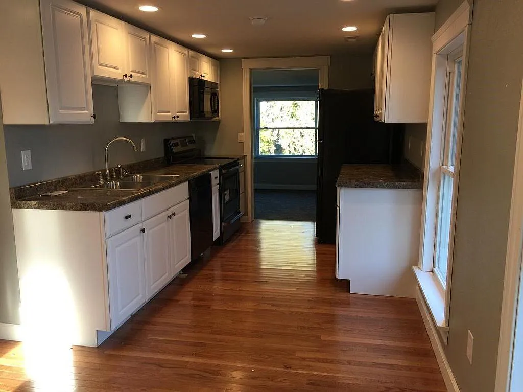 1090 Mount Pleasant St — Photo 3
