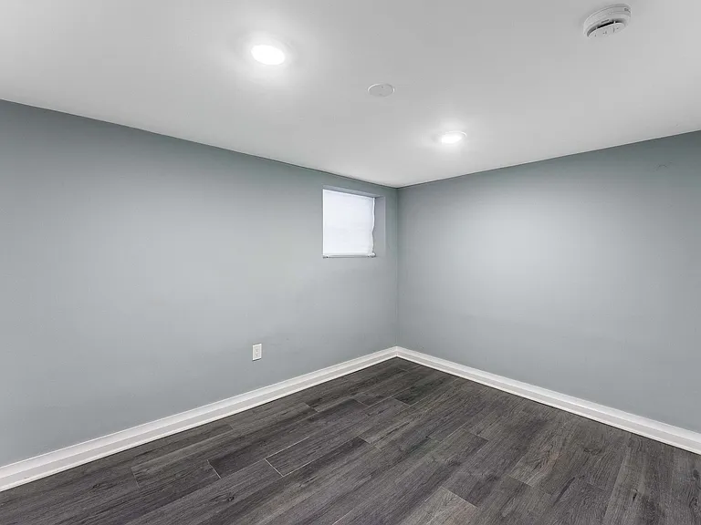 1121 N Leclaire Ave #B — Photo 9