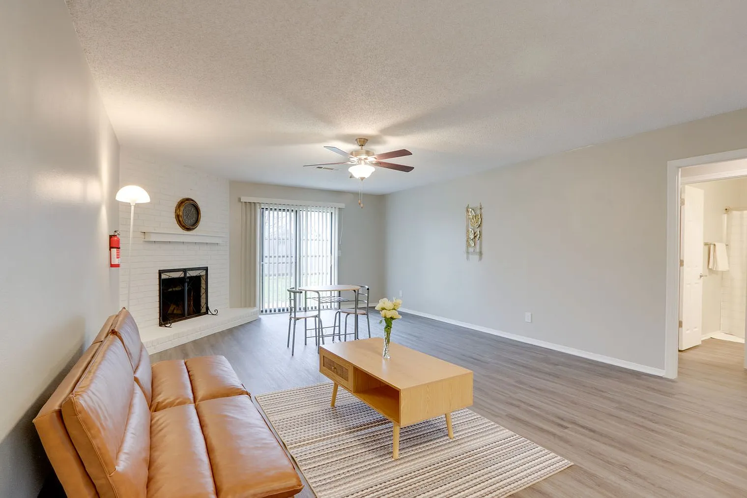 3 bed, 2.0 bath, 1291 sqft, $6,024 — Photo 3