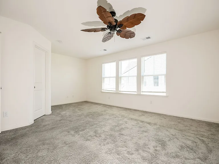 438 Trotters Ln — Photo 10