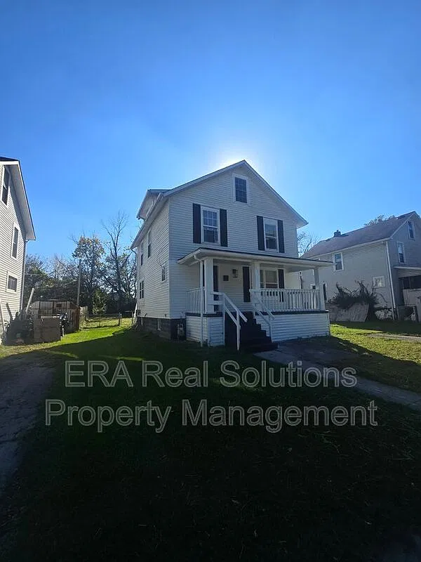 5 bed, 1.0 bath, 1392 sqft, $2,000 — Photo 2