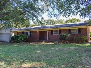 905 S Peace Haven Rd, Winston Salem, NC 27103
