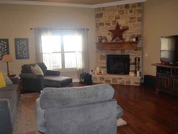 Living room w/ fireplace