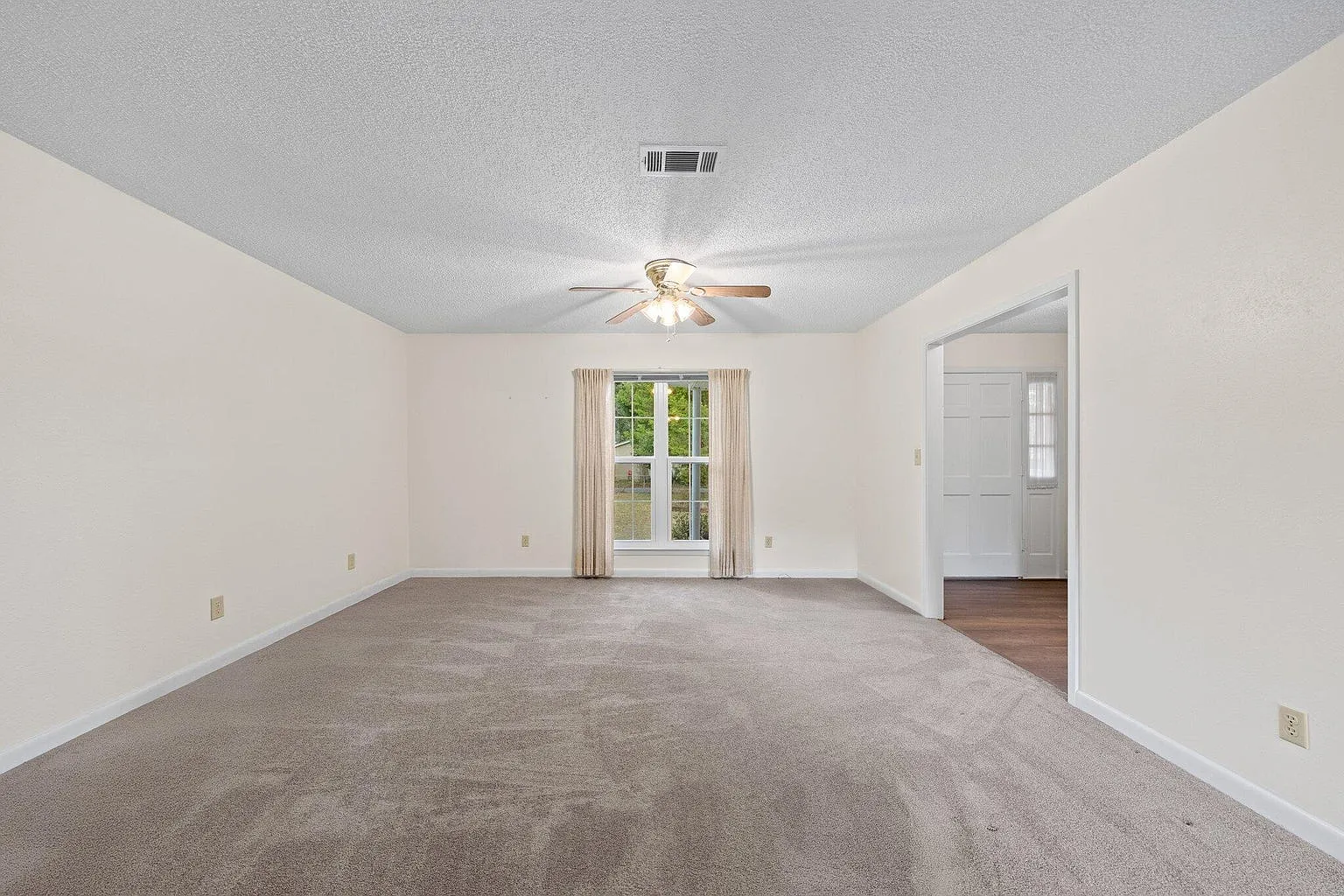 3 bed, 2.5 bath, 2235 sqft, $2,100 — Photo 4
