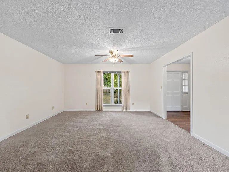 122 Beach Dr — Photo 4