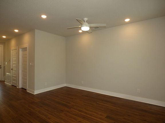 5th image of 272 N De Villiers St