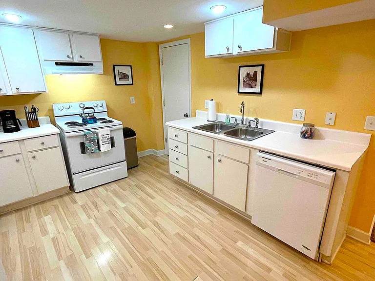 567 Whispering Hills Dr #B — Photo 10