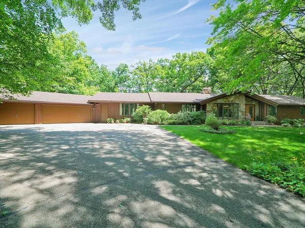 21 S Deep Lake Rd, North Oaks, MN 55127