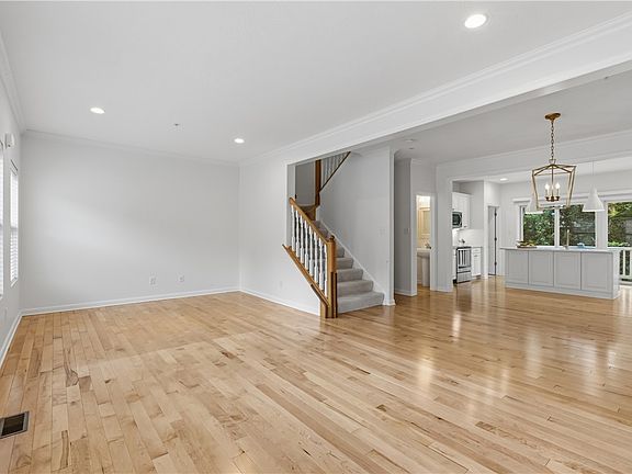 5th image of 868 Highpointe Cir