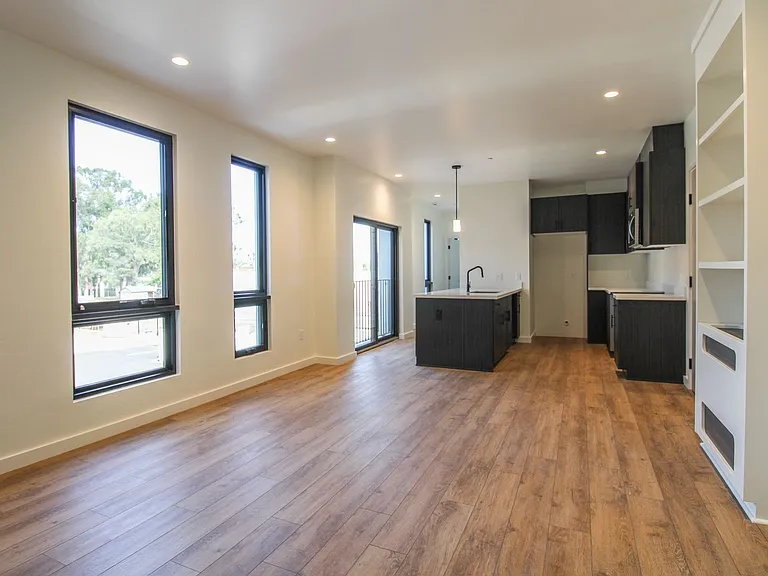 Newly Built Luxury Apartments in San Luis Obispo "Little Italy" — Photo 39