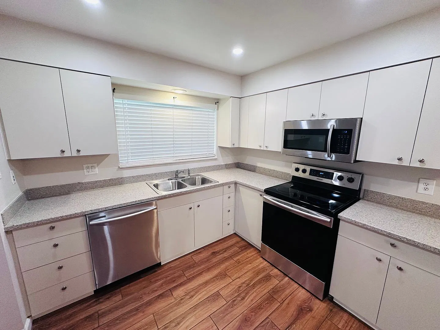 Centrally located updated condo- check it out — Photo 2