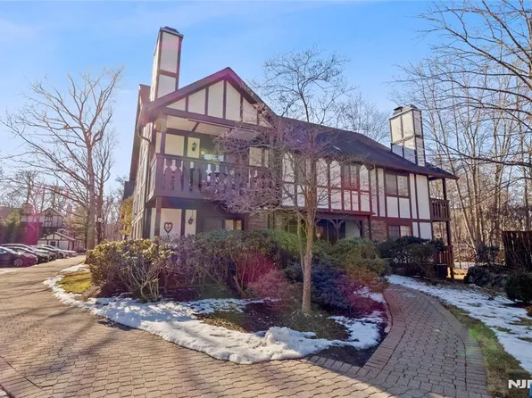 3810 Melville Ct, Mahwah, NJ 07430