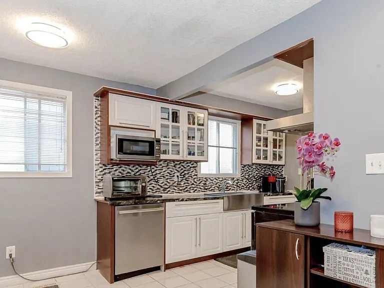 18 Hockley Path #UPPER — Photo 4