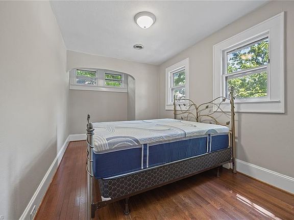 26th image of 224 W Colonial Dr