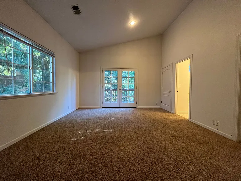 1146 Vista Dr — Photo 5