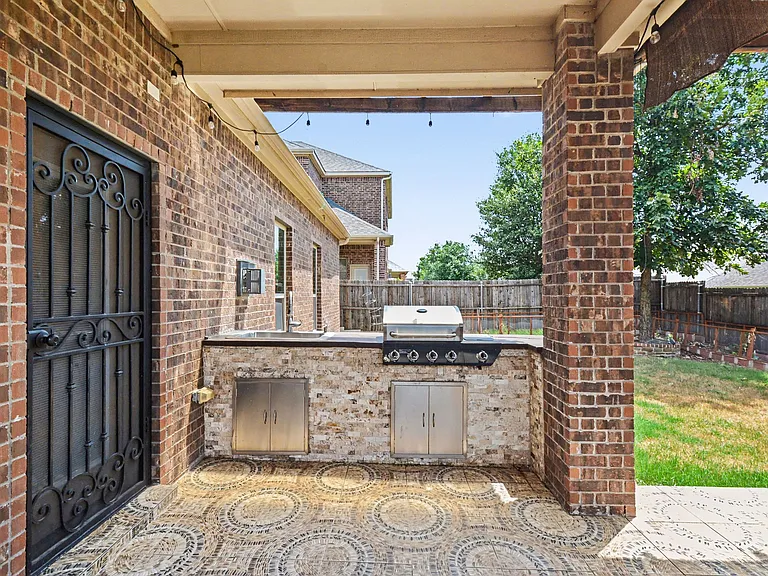 604 Darby Ln — Photo 48