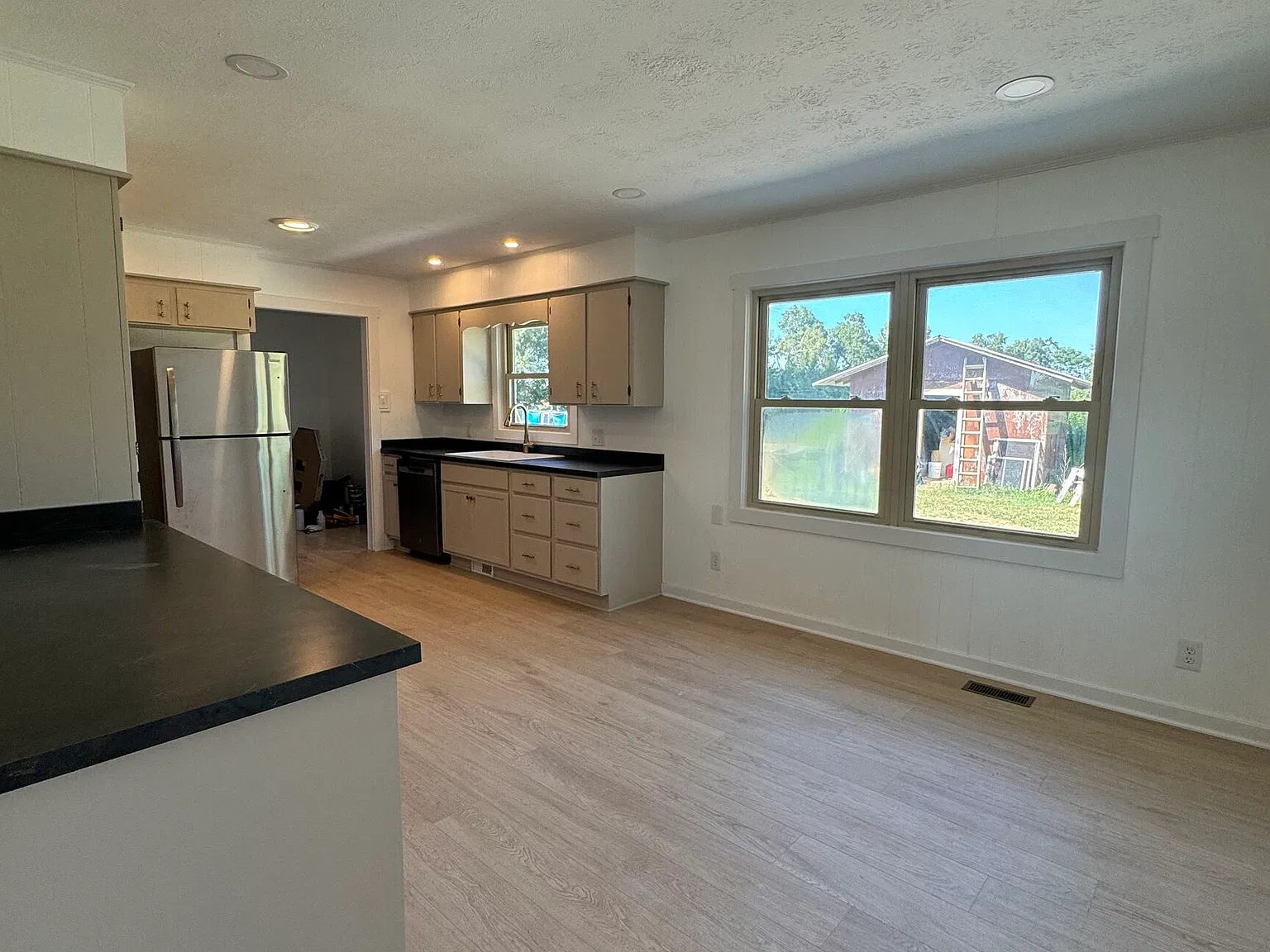 4 bed, 3.0 bath, 1900 sqft, $1,900 — Photo 3