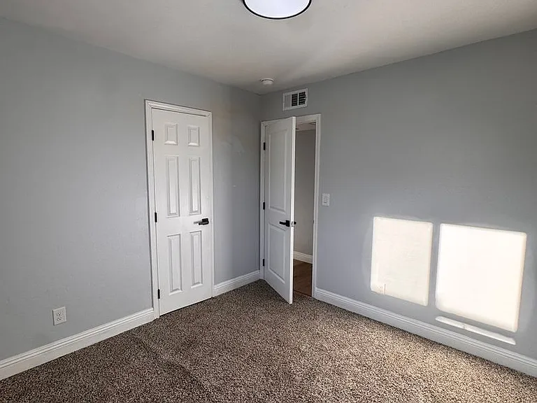 2719 E Norwich Ave — Photo 18