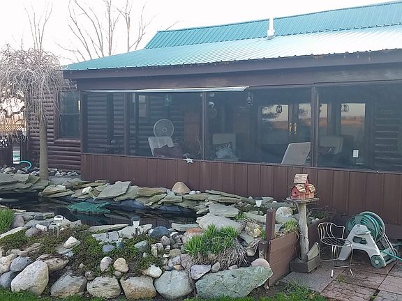 screened porch off fam room