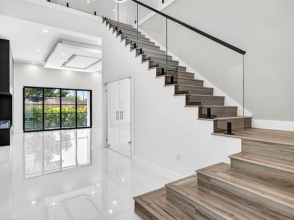 3rd image of 4426 W EUCLID AVENUE