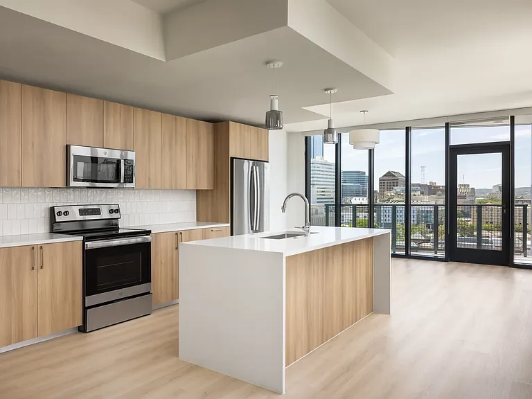 649 Sabine St #808 — Photo 1