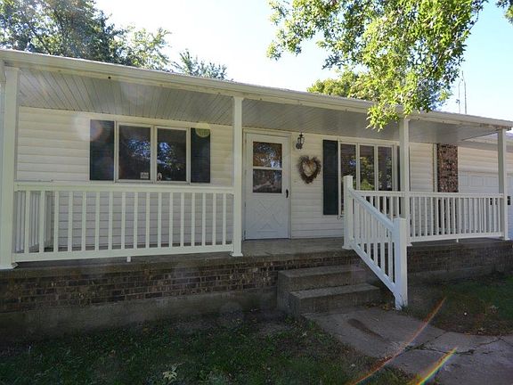 3rd image of 1302 Meadow Ln
