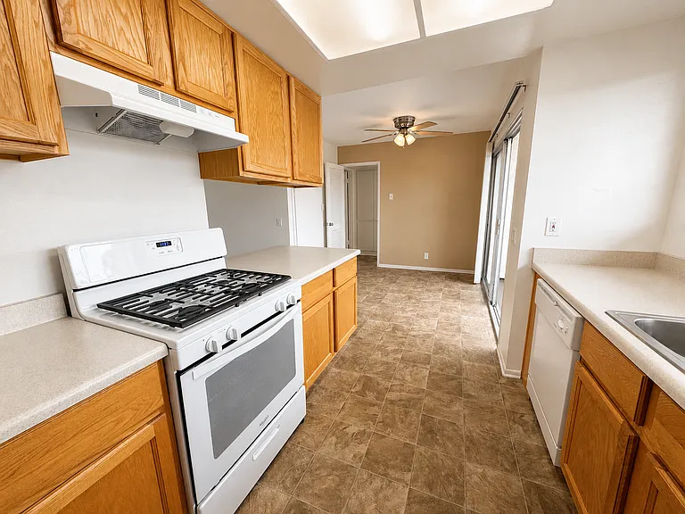 Del Ciervo Apartments — Photo 32