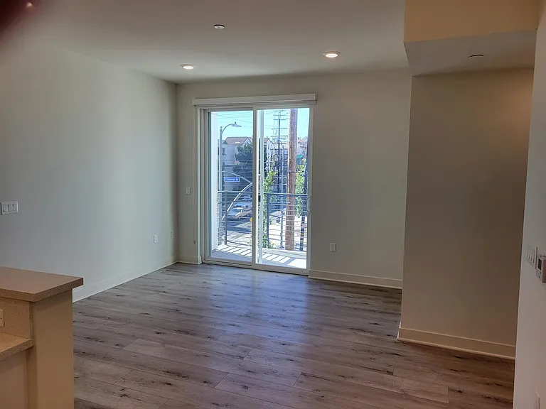 4400 Cahuenga Blvd #301 — Photo 4