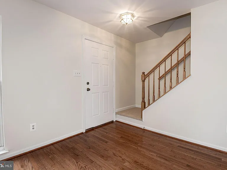 22037 Manning Sq — Photo 5