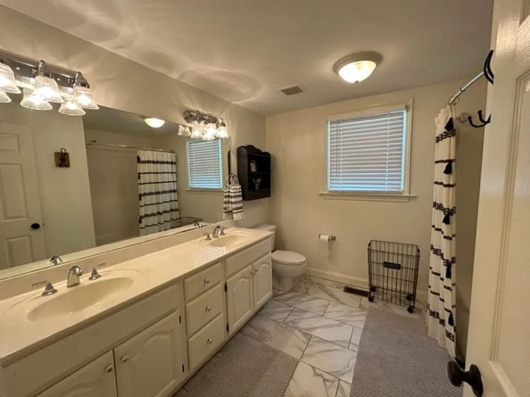 602 & 606 W 10th St NE #820 — Photo 11