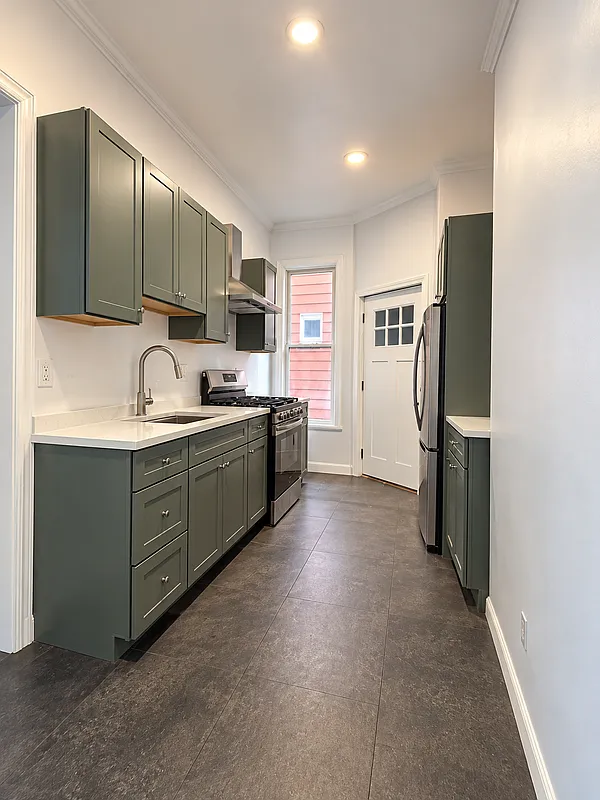 3 bed, 1.0 bath, 1200 sqft, $2,500 — Photo 4