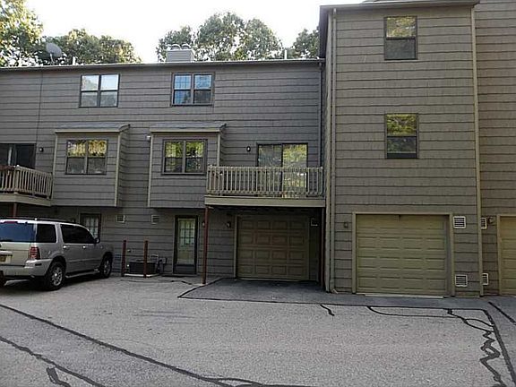 3rd image of 2303 Pinewood Dr