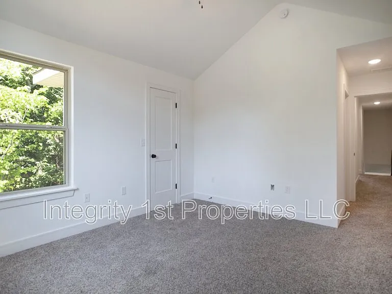 8831 N Helena Ave — Photo 10