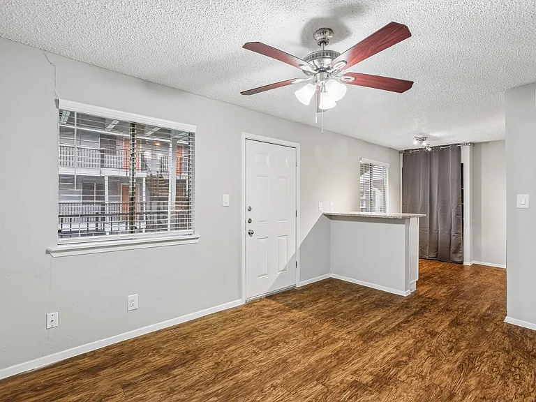 Lamar Place Apartments — Photo 60